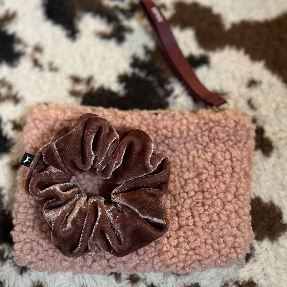 Ipsy bag with Pink scrunchie!!